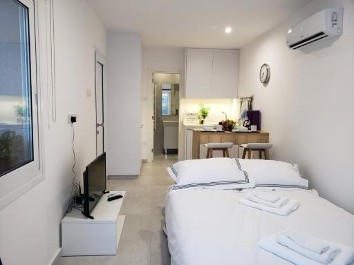 Modern & Cozy Studio w/ Backyard Near City Center - Housity
