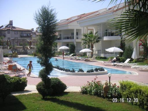 Gorgeous 2 Bed Private Ground Floor Home In One Of Sides Most Exclusive Communi - Housity