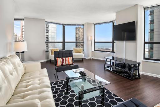 Luxury Downtown Chicago Suites - Housity