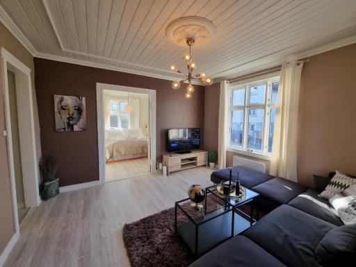 Modern and Central 2 BR w/King Beds + Free Parking - Hizvo