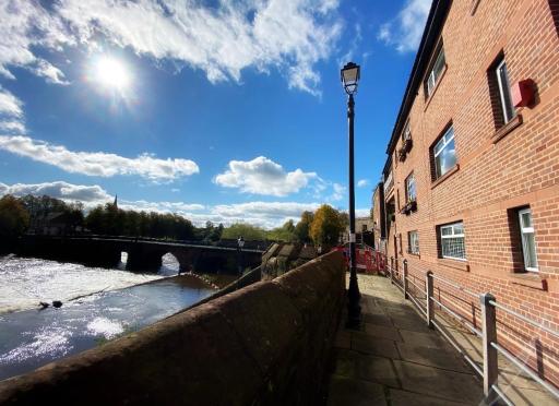 Chester City-Walls Overlooking River (Central Location) - Housity