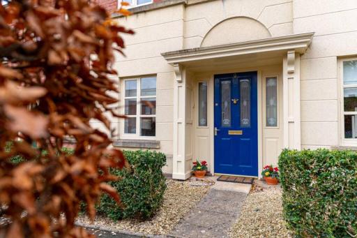 Burlington Place, Shrewsbury. 2 bedroom, private parking, 5 minutes from town - Housity