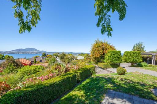 Krissell Castle - Acacia Bay Holiday Home - Housity