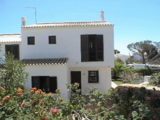 Villa with good garden, berbecue and swimming pool shared in the condominium. - Housity