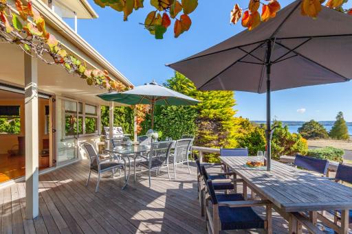 Pokaka Lake House - Wharewaka Holiday Home - Housity