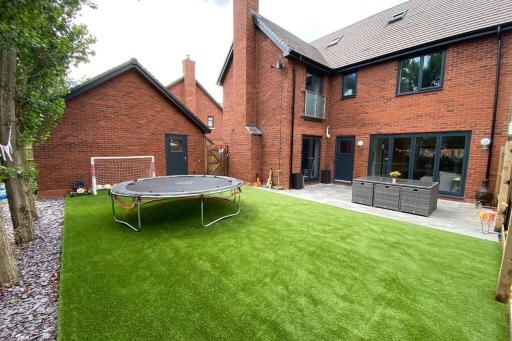 Exclusive 5 Bed Family House in Village Location - Housity