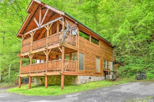 Smokey Max Cabin - Housity