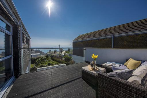 Mousehole View - Pet Friendly - Sea Views - Free Parking & WiFi - Housity