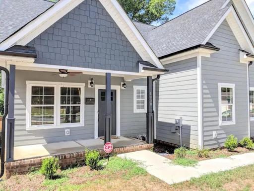 Spacious deluxe house for you, your family and friends - Housity