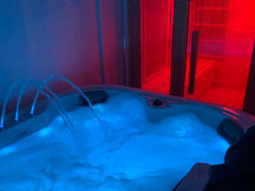 Family Holiday Home with Hot Tub & Sauna Sleeps 8 - Hizvo