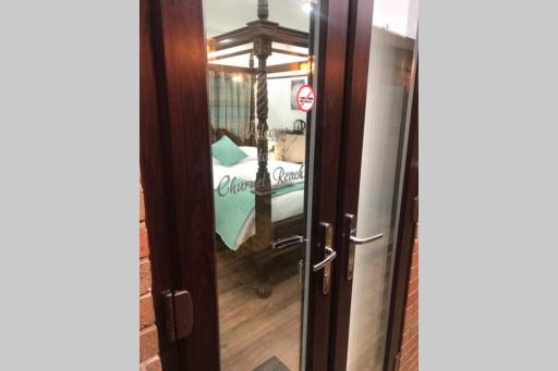 Hot Tub accommodation Staffordshire near Alton Tower - Housity