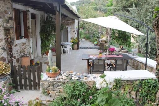 Olga's traditional stone house, Palaiochora - Housity