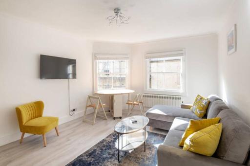 2 Bed City Centre Apartment 1 min from Bath Abbey - Housity
