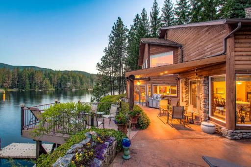 Riverfront Estate - Housity