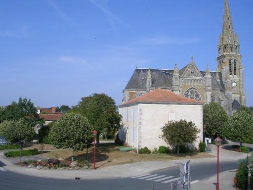 Recently renovated holiday house in the heart of a small French town - Housity