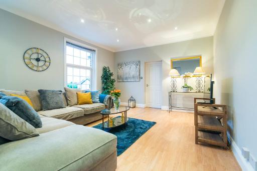 Modern Living 2 Bedroom Apartment South Wilmslow - Housity