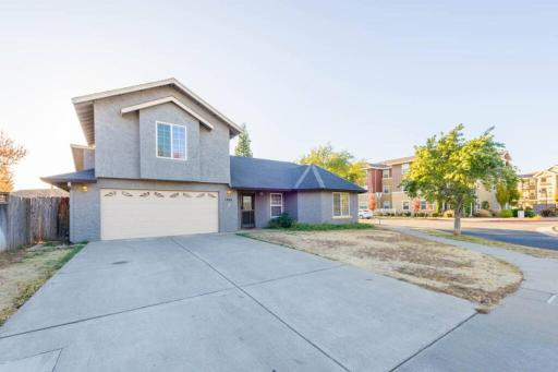 Spacious, Convenient, 4 Bedroom Home - Housity