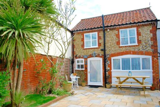 Romantic Flint Cottage on the Suffolk Coast - Housity