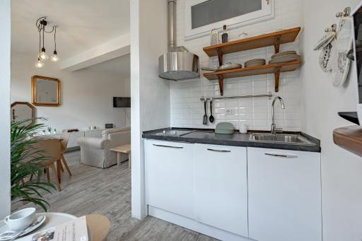 Via Avelli, 4 - Florence Charming Apartments - Delightful and bright 3rd-floor apartment without elevator, overlooking one of Florence's most beautiful squares, Exceptionally located for exploring the city - Housity