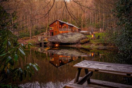 Serene mountain getaway, Hot Tub, Sauna, Lake View, Swim, Fish, Hiking, EV plugin - Housity