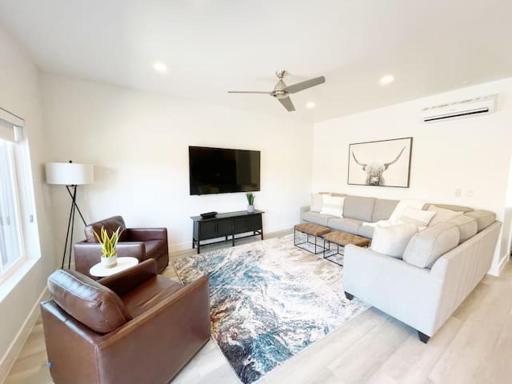 New Family-Friendly Townhome w/ Pool & Hot Tub - Housity