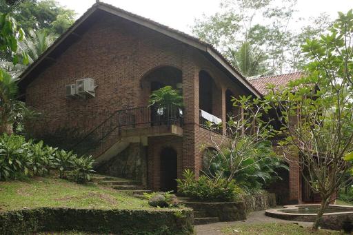 Entire Family Villa with Huge Garden and Swimming Pool - Housity