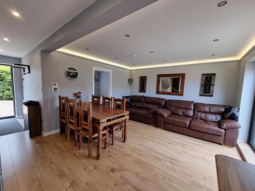 Crown Meadow - 4 Bedroom House - Heathrow - ExcellentStays - Housity