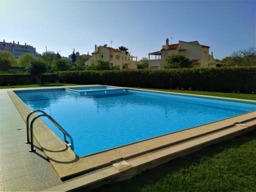 Algarve Beach Vibes Apartment, WiFi, Pool, AC, BBQ - Housity