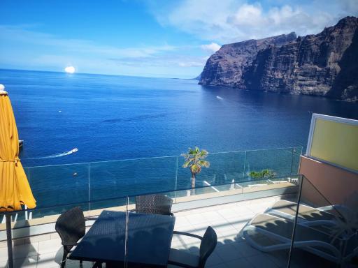 Magnificent Apt. with Sea View, Cliff & Marina - Housity