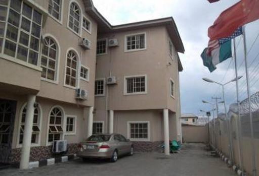 Room in Lodge - Clen-phil Hotels And Suite - Housity