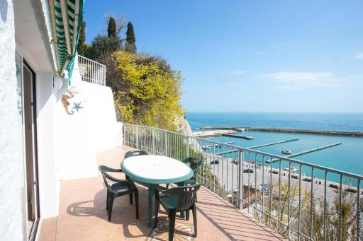 N033 - Numana, bilocale con meraviglioso terrazzo sul mare - Housity