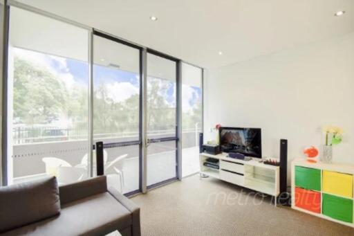 Sun-Drenched 3 Bedroom Apartment in Turrella - Housity