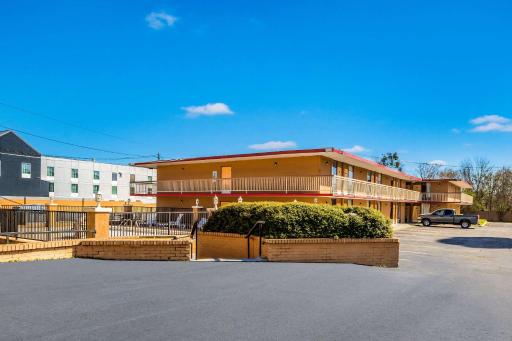 Econo Lodge Inn & Suites - Housity