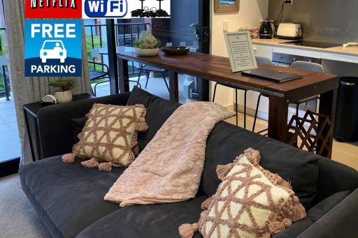 DELUXE CLOSE TO CITY WIFI NETFLIX WINE PARKING - Housity