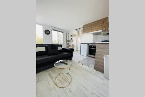 Apptment Cosy avec Terrasse et Parking Proche RER - Housity