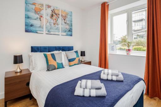 King Bed Manhattan Close to London Heathrow - Housity