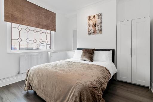 Staywhenever TS- 4 Bedroom House, King Size Beds, Sleeps 9 - Housity