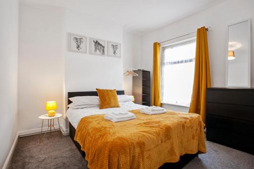Staywhenever LS- 4 Bedroom House, King Size Beds, Sleeps 9 - Housity