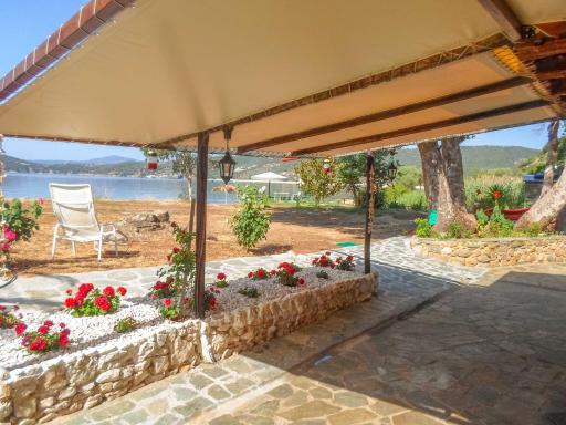 Wonderful stone house infront of the sea. - Housity