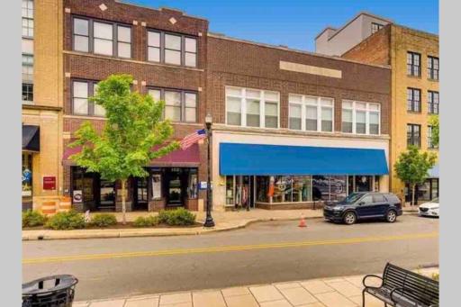 Comfy Loft Hideaway in the middle of Downtown - Housity
