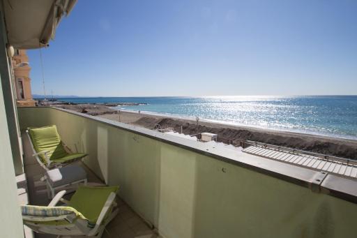 Splendido appartamento fronte mare con box doppio - Housity