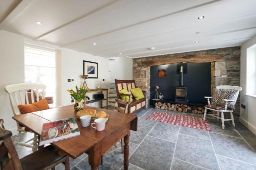 Rhif Un- Premium cottage with Log burner & private courtyard - Housity