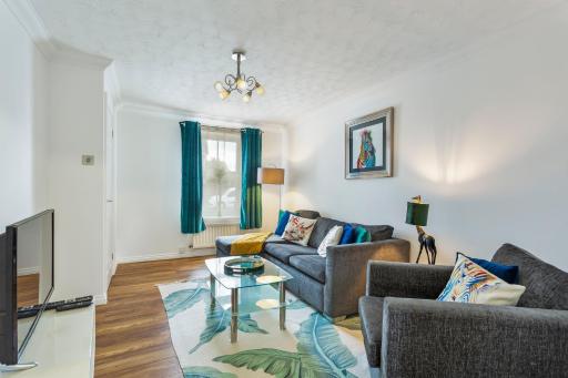 Catchpole Stays- Highwoods House- A lovely 2 bed zoo themed house sitting towards the north of Colchester - Housity
