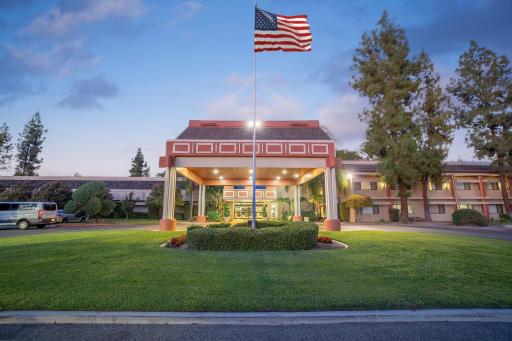 Piccadilly Inn Airport - Housity