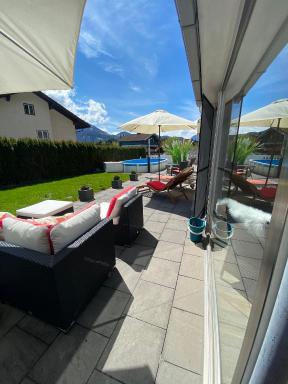 Modernes Alpenapartment mit Sauna Wintergarten und Pool - Housity