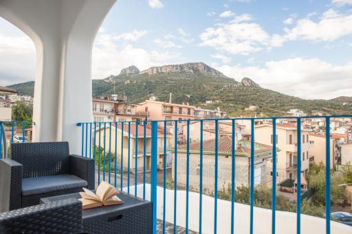 White & Blue - Housity