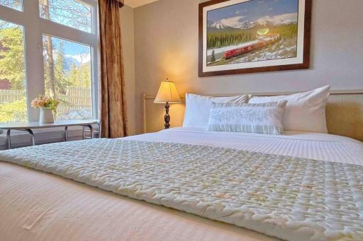 Windtower Lodge Queen Bed Suite-UGParking&Walking2DT - Housity