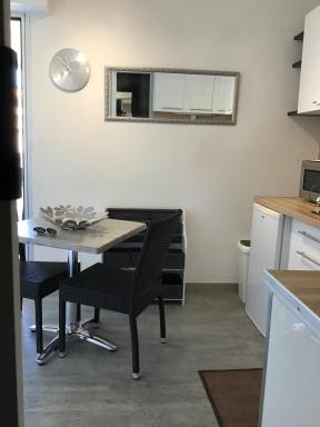 Studio climatisé classe 2 dans marina proche mer et etang - lit wifi fibre et parking privé - Housity