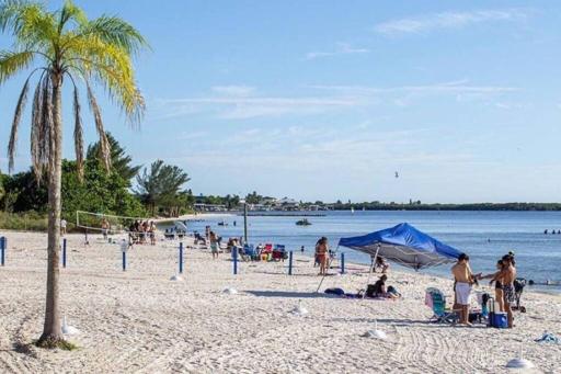 Bay View, Studio206, Beach steps away! Pool+WiFi - Housity