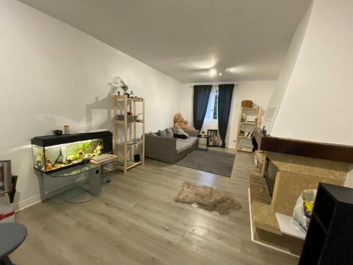 Bedroom in a house/ Chambre dans une Maison - Housity